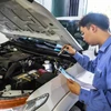 Nhân viên đăng kiểm thực hiện quy trình kiểm định xe cơ giới. (Ảnh: Hoài Nam/Vietnam+)