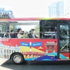 Nhiều người dân Thủ đô hào hứng trải nghiệm tuyến City Tour 03 “Thăng Long thắng cảnh” được khai trương vào sáng 18/11. (Ảnh: Việt Hùng/Vietnam+)
