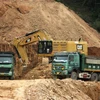 Nhà thầu thi công lấy mỏ đất tại một dự án đường cao tốc. (Ảnh: Việt Hùng/Vietnam+)