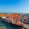 Bốc xếp dỡ hàng hóa container tại một cảng biển. (Ảnh: CTV/Vietnam+)