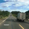 Phương tiện lưu thông trên một đoạn tuyến đường Hồ Chí Minh được hoàn thành, đưa vào khai thác. (Ảnh: Việt Hùng/Vietnam+)