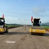 Nhà thầu thi công đắp nền đường tại một Dự án cao tốc Bắc-Nam phía Đông. (Ảnh: Việt Hùng/Vietnam+)