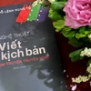 Sách chuyên khảo ''Nghệ thuật viết kịch bản phim truyện truyền hình'' của Phó Giáo sư, Tiến sỹ Đỗ Lệnh Hùng Tú. (Ảnh: Minh Anh/Vietnam+)