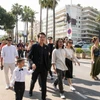 Đạo diễn Phạm Thiên Ân (hàng 1 đeo kính cận) cùng đoàn làm phim di chuyển đến rạp, dự buổi công chiếu tại Liên hoan Phim Cannes năm 2023, ngày 24/5 vừa qua. (Ảnh: PV/Vietnam+)