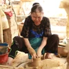 Nghệ nhân Giang Thị Nhạn của làng gốm Hương Canh. (Ảnh: PV/Vietnam+)