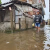 Nhiều con đường ở Thuận An, thành phố Huế vẫn còn ngập sau cơn bão số 6. (Ảnh: Mai Trang/TTXVN)