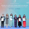 Các tác giả, nhóm tác giả nhận giải A. (Ảnh: Phương Hoa/TTXVN)