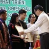 Trao Bằng khen cho các điển hình tiên tiến trong vùng đồng bào dân tộc thiểu số tỉnh Bình Phước. (Ảnh: K GỬIH/TTXVN)