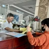 Người dân thực hiện giao dịch tại Cục Thuế. (Ảnh minh họa. Nguồn: TTXVN)