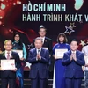 Tổng Bí thư Tô Lâm trao Biểu trưng; ông Nguyễn Trọng Nghĩa, Ủy viên Bộ Chính trị, Bí thư Trung ương Đảng, Trưởng Ban Tuyên giáo Trung ương trao Giấy chứng nhận tôn vinh các điển hình tiêu biểu toàn quốc trong học tập và làm theo tư tưởng, đạo đức, phong cách Hồ Chí Minh. (Ảnh: Thống Nhất/TTXVN)