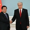 Ông Nguyễn Xuân Thắng chào Tổng thống Kazakhstan Kassym-Jomart Tokayev. (Ảnh: Tâm Hằng/TTXVN)
