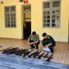 Công an tỉnh Bình Dương triệt phá thành công một đường dây chế tạo, tàng trữ, sử dụng và mua bán trái phép vũ khí quân dụng quy mô lớn. (Ảnh: TTXVN phát)