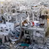 Cảnh đổ nát sau các cuộc không kích của Israel xuống Dải Gaza. (Ảnh: THX/TTXVN)