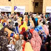 Người tị nạn nhận thức ăn cứu trợ tại Sudan. (Ảnh: THX/TTXVN)