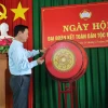 Phó Thủ tướng Trần Hồng Hà đánh trống khai mạc Ngày hội Đại đoàn kết tại khu phố 3, phường Phước Nguyên, thành phố Bà Rịa, tỉnh Bà Rịa-Vũng Tàu. (Ảnh: Hoàng Nhị/TTXVN)