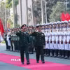Bộ trưởng Quốc phòng Phan Văn Giang và Bộ trưởng Quốc phòng Lào Khamliang Outhakeysone duyệt Đội danh dự Quân đội Nhân dân Việt Nam. (Ảnh: Trọng Đức/TTXVN)