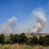 Khói bốc lên từ khu vực Cao nguyên Golan do Israel kiểm soát sau vụ tấn công rocket của nhóm vũ trang Hezbollah ở Liban. (Ảnh: THX/TTXVN)