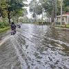 Đường vào trung tâm hành chính của quận Bình Thủy, thành phố Cần Thơ bị ngập do triều cường lên cao hồi tháng 10. (Ảnh: Thanh Liêm/TTXVN)