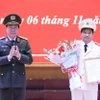 Trung tướng Lê Quốc Hùng, Ủy viên Trung ương Đảng, Thứ trưởng Bộ Công an trao Quyết định của Bộ trưởng Bộ Công an điều động Đại tá Đặng Trọng Cường giữ chức vụ Giám đốc Công an tỉnh Sơn La. (Ảnh: TTXVN phát)