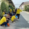 Hàng trăm công nhân tại Công ty Cổ phần Xuất nhập khẩu Hoàng Sinh, Bình Dương tụ tập trước khu văn phòng của công ty để yêu cầu được thanh toán lương, sau khi công ty tiếp tục nợ lương đến 3-4 tháng. (Ảnh: TTXVN phát)