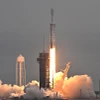 Tên lửa đẩy Falcon Heavy của Công ty SpaceX mang theo tàu vũ trụ Psyche rời bệ phóng tại Trung tâm Vũ trụ Kennedy ở bang Florida (Mỹ), ngày 13/10/2023. (Ảnh: AFP/TTXVN)