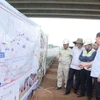 Ông Nguyễn Công Vinh, Phó Chủ tịch Ủy ban Nhân dân tỉnh Bà Rịa-Vũng Tàu, khảo sát đoạn cầu vượt trên tuyến cao tốc Biên Hòa-Vũng Tàu. (Ảnh: Huỳnh Sơn/TTXVN)