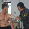 Quân y thăm khám vết thương cho ngư dân Phong. (Ảnh: TTXVN phát)