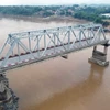 Cầu Phong Châu ở Phú Thọ bị sập sáng 9/9, cuốn trôi trụ T7 và 2 nhịp dàn chính (nhịp 6 và nhịp 7 phía bờ hữu sông Thao, thuộc huyện Tam Nông). (Ảnh: Tạ Toàn/TTXVN)