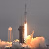 Tên lửa đẩy Falcon Heavy của Công ty SpaceX mang theo tàu vũ trụ Psyche rời bệ phóng tại Trung tâm Vũ trụ Kennedy ở bang Florida (Mỹ), ngày 13/10/2023. (Ảnh: AFP/TTXVN)
