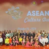 Đại sứ và Phu nhân các nước ASEAN chụp ảnh cùng các khách mời tại sự kiện. (Ảnh: Kiều Trang/TTXVN)