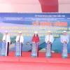 Phó Thủ tướng Thường trực Nguyễn Hòa Bình và lãnh đạo tỉnh Bến Tre thực hiện nghi thức khởi công. (Ảnh: Công Trí/TTXVN)