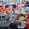 Nhân viên Tổng Công ty May 10 sản xuất đơn hàng. (Ảnh: Đức Duy/Vietnam+)