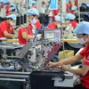 Nhân viên Tổng Công ty May 10 sản xuất đơn hàng. (Ảnh: Đức Duy/Vietnam+)