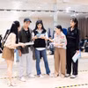 Hoa hậu Đoàn Thiên Ân (ngoài cùng bên phải), Á hậu Huỳnh Minh Kiên (giữa) đang tập thoại vở Táo Xuân 2025. (Ảnh: CTV/Vietnam+) 
