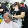 Cắt tóc, gội đầu miễn phí cho bệnh nhân tại Chương trình “Chủ nhật chia sẻ yêu thương.” (Ảnh: Đinh Hằng/TTXVN)