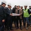 Chủ tịch UBND thành phố Hà Nội Nguyễn Đức Chung (thứ 2, từ trái sang) kiểm tra thi công Nhà máy xử lý nước thải Yên Xá. (Ảnh: Mạnh Khánh/TTXVN)