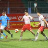 Đương kim vô địch Công an Hà Nội (áo trắng) nhận thất bại 1-2 trước chủ nhà Khánh Hòa. (Ảnh: TTXVN phát)