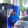 Nhân viên Petrolimex bán xăng cho khách hàng. (Ảnh minh hoạ: PV/Vietnam+)