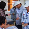 Lao động làm thủ tục đi làm việc ở nước ngoài. (Ảnh: PV/Vietnam+)