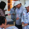 Lao động làm thủ tục đi làm việc ở nước ngoài. (Ảnh: PV/Vietnam+)