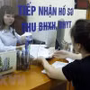Giải quyết thủ tục đóng bảo hiểm xã hội, bảo hiểm y tế. (Ảnh: TTXVN)