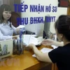 Tiếp nhận hồ sơ, giải quyết chế độ bảo hiểm xã hội cho người lao động. (Ảnh: TTXVN)