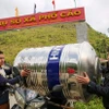 Người dân chở bồn nước về nhà để tích nước, vơi bớt nỗi lo thiếu nước sinh hoạt vào mùa khô. (Ảnh: PV/Vietnam+)