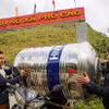 Người dân chở bồn nước về nhà để tích nước, vơi bớt nỗi lo thiếu nước sinh hoạt vào mùa khô. (Ảnh: PV/Vietnam+)