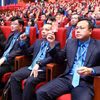 Các đại biểu tham gia biểu quyết tại Đại hội XIII Công đoàn Việt Nam. (Ảnh: TTXVN)