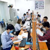 Người lao động làm thủ tục hưởng bảo hiểm thất nghiệp. (Ảnh: PV/Vietnam+)