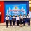 Cô Huyền cùng các học sinh dự hội thi Nghi thức đội. (Ảnh: NVCC)