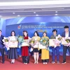 Ban tổ chức trao giải cho nhóm tác giả đoạt giải A. (Ảnh: Minh Đức/TTXVN)