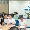 Thí sinh nộp hồ sơ xét tuyển vào Trường Đại học Phenikaa. (Ảnh: PV/Vietnam+)