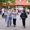 Thí sinh rời trường thi sau bài thi môn Toán. (Ảnh: Hoài Nam/Vietnam+)